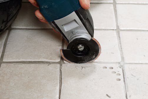 Fres ut fugene rundt en ødelagt flis med multikutter: Med et spesielt smalt blad, fjernes fugen rundt flisen. Fres ut fugene rundt en ødelagt flis med multikutter: Med et spesielt smalt blad, fjernes fugen rundt flisen.